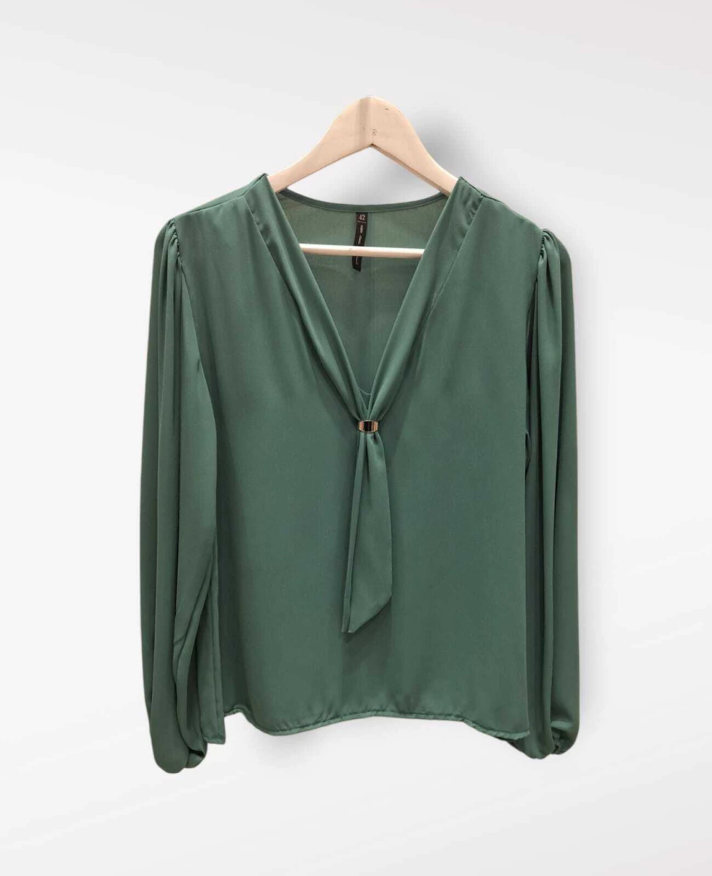 28036-BLUSA DE CREPPE LIVIANO CON HEBILLA METALICA Y CORBATIN