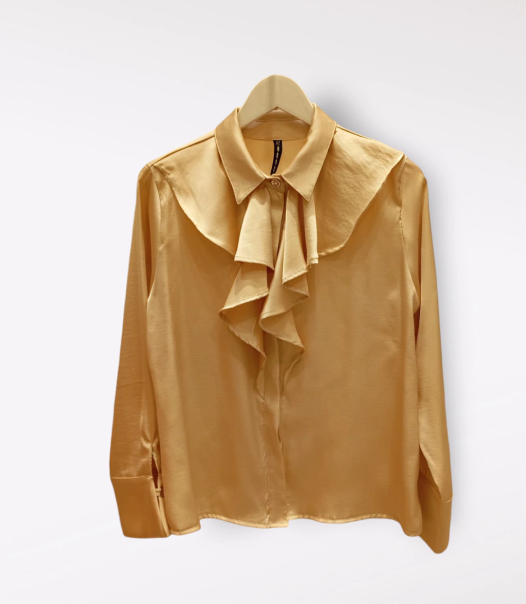 28029-CAMISA SATINADA DE CALCE REGULAR Y ESCOTE ADORNADO CON VOLADOS Y DETALLES DE BOTONES METALICOS