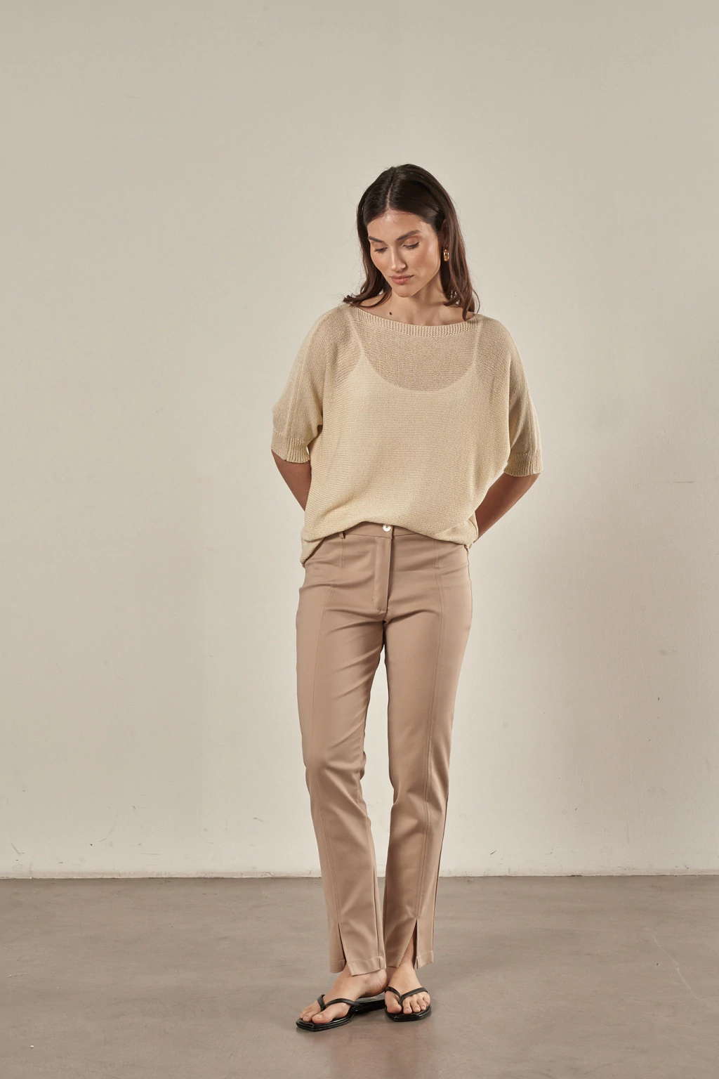 28530-PANTALON SASTRERO DE CORTE RECTO CON PESPUNTE Y TAJO DELANTERO