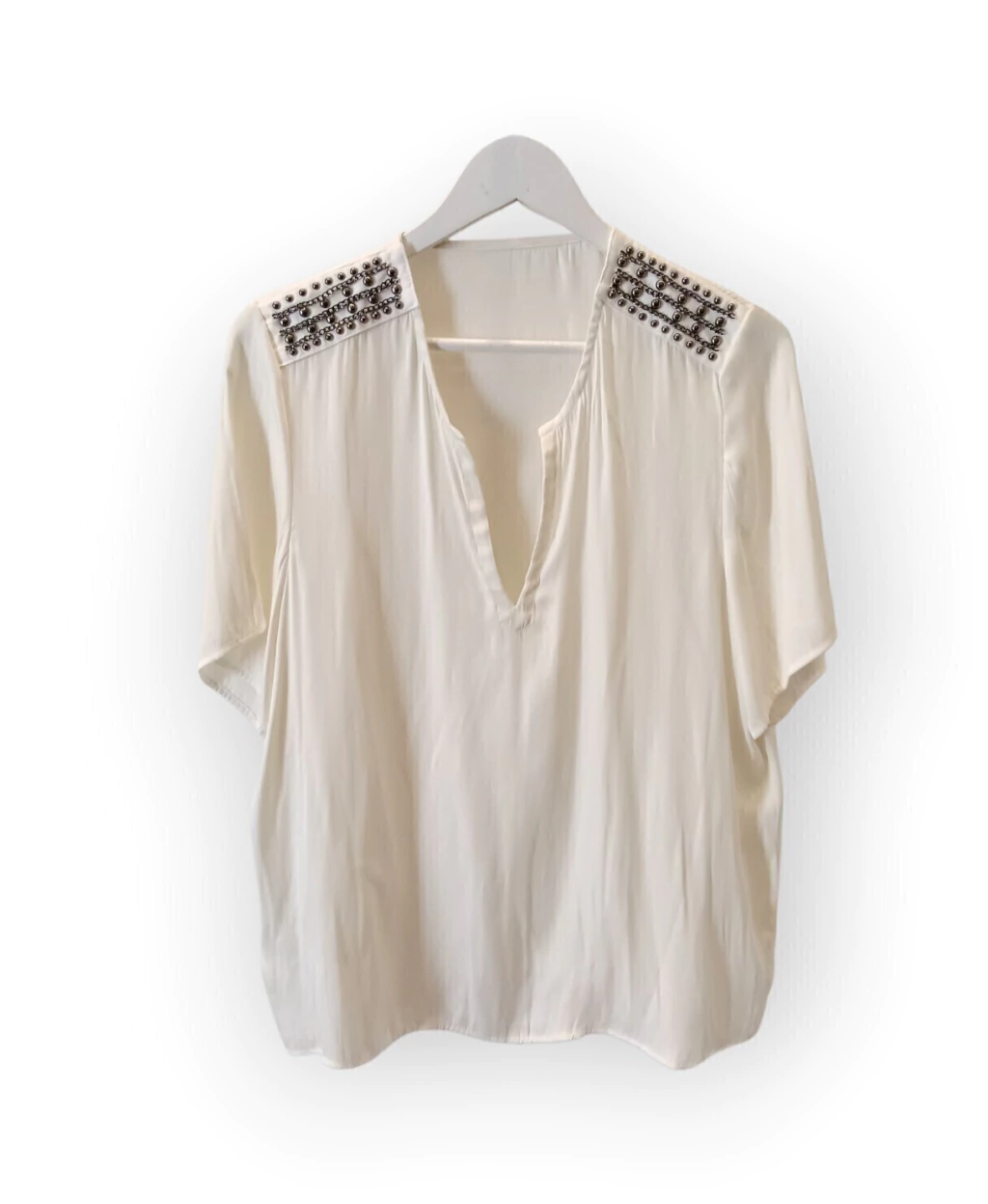 K008-REMERA CON APLIQUES