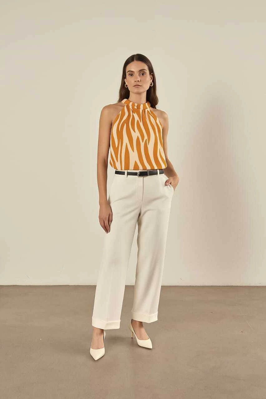 28563-BLUSA CORTE AMERICANO CON PINZAS DELANTERO