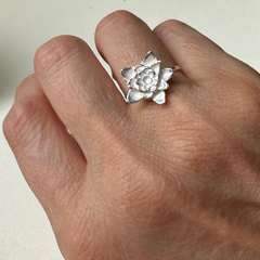 Anillo Lirio de agua - flor natal de julio