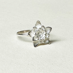 Anillo Lirio de agua - flor natal de julio en internet