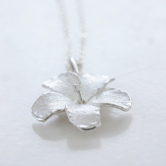 Collar Hibiscus - Septiembre Oficial