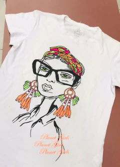 CAMISETA PLANET GIRLS COM AVARIAS SEM DEFEITO