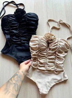 BODY DRAPEADO COM FLOR