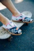 Acordonadas Piquin con diseño colorido, colocadas sobre una patineta.