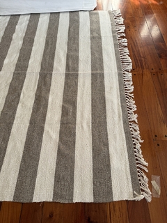 Imagen de Alfombra rayas crudo y vison