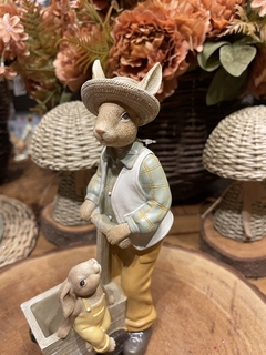 Coelho Pai e Filho C/ Carrinho Bege Verde Old Farm23cm - Decora Encanta 
