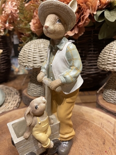 Coelho Pai e Filho C/ Carrinho Bege Verde Old Farm23cm - loja online
