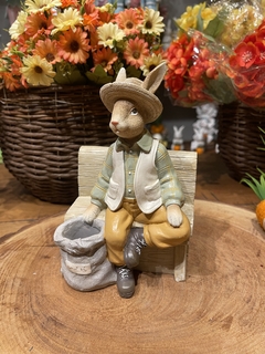 Coelho Sentado Bege Verde Old Farm - 19cm - comprar online