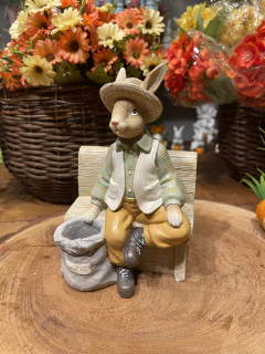 Coelho Sentado Bege Verde Old Farm - 19cm - comprar online