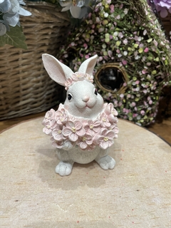 Coelhinha Segurando Flores em Resina 13,5cm - comprar online