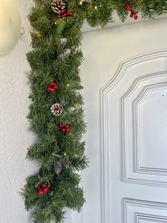 Festão aramado c/ pinhas/berrys/led 1,80cm na internet