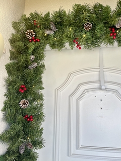 Festão aramado c/ pinhas/berrys/led 1,80cm - Decora Encanta 