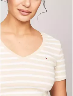 Camiseta Tommy Hilfiger Feminina Listras Gola V na internet