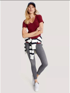 Camiseta Tommy Hilfiger Feminina Vinho Gola V - comprar online