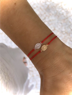 Pulseira Macramê Fio de Algodão c/ Mini Medalha Nossa Senhora das Graças - Banhada à Ouro / Banhada à Prata ≋⎈