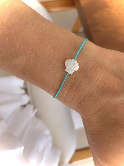 Pulseira Macramê Fio de Algodão c/ Pingente Concha em Madrepérola - Banhada à Ouro / Banhada à Prata ≋⎈