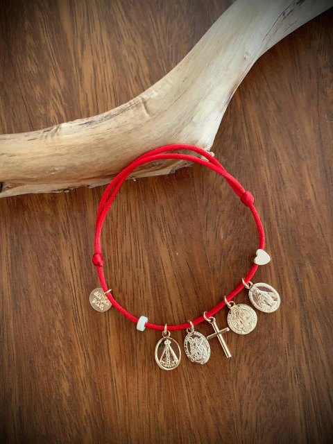 Pulseira Fio Cetim c/ Pingentes Cruz, Medalha São Bento, Nossa Senhora Aparecida, Nossa Senhora das Graças e São Miguel Arcanjo ≋⎈