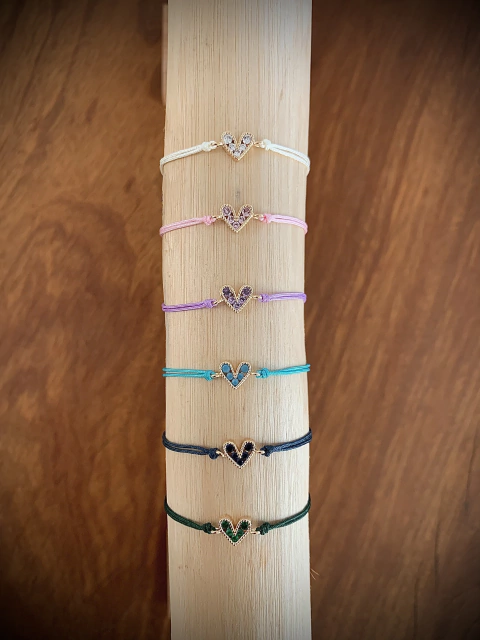 Pulseira Macramê AMORA Fio de Algodão c/ Pingente Coração Zircônias - Banhada à Ouro ≋⎈