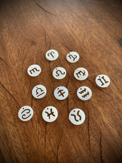 Pulseira Macramê Fio de Algodão c/ Pingente Signo em Madrepérola - Banhada à Ouro / Banhada à Prata ☾☆ - comprar online