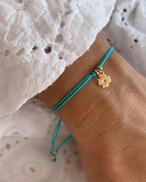 Pulseira Macramê c/ Mini Trevo - Banhada à Ouro / Prata 925 ✿