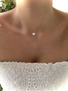 Gargantilha Fio de Nylon c/ Mini Pingente Gatinho em Madrepérola - Banhada à Ouro / Banhada à Prata