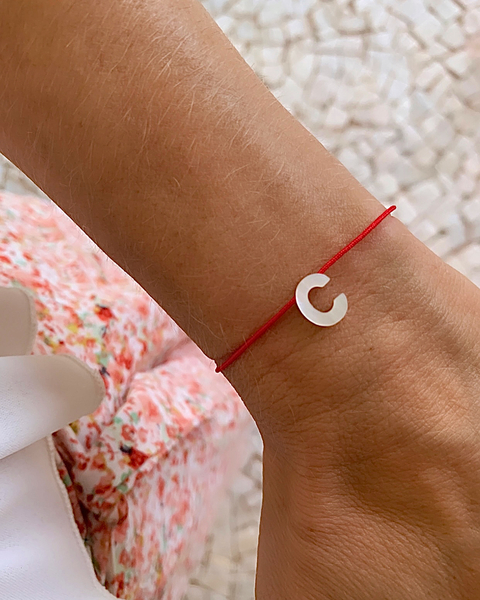 Pulseira Macramê Fio de Algodão c/ Pingente Inicial (Letra) em Madrepérola - Banhada à Ouro / Banhada à Prata ☆