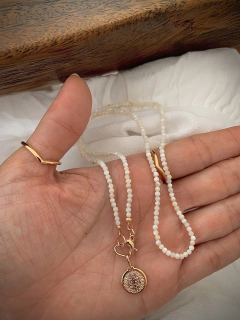 Gargantilha Madrepérolas c/ Pingente Medalha Dupla Face São Bento - Banhado à Ouro / Banhada à Prata ≋⎈ - comprar online