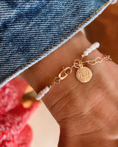 Pulseira c/ Pérolas Água Doce e Medalha São Bento 10mm Dupla Face - Banhada à Ouro / Banhada à Prata ✿