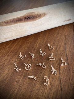 Pulseira Fio Duplo Cetim c/ Pingente Signo - Banhada à Ouro ☾☆ - comprar online