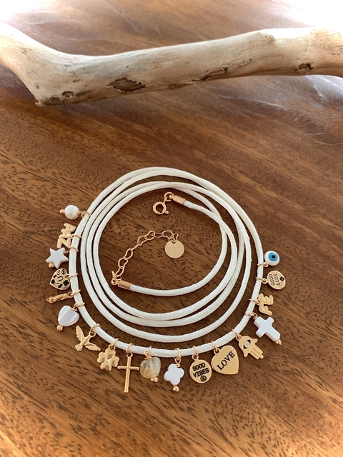 Pulseira ENERGIZE 6 Voltas no Fio de Cetim Off White c/ 18 Mini Pingentes - Banhada à Ouro / Banhada à Prata ≋⎈