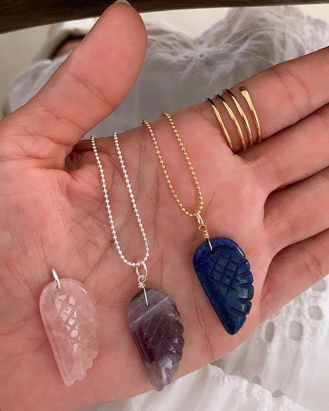 Gargantilha Bolinhas Diamantadas c/ Pingente Asa Pedra Natural - Banhada à Prata / Banhada à Ouro ☼ - comprar online