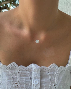 Gargantilha Fio de Nylon c/ Pingente Patinha Pet em Madrepérola - Banhada à Ouro / Banhada à Prata