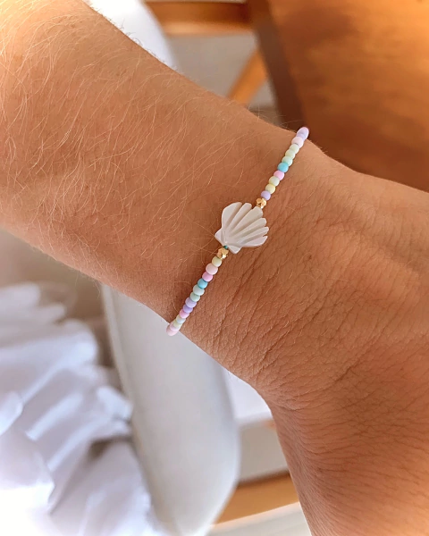 Pulseira Macramê Fio de Algodão c/ Miçangas Candy Colors e Pingente Concha em Madrepérola - Banhada à Ouro / Banhada à Prata ≋⎈