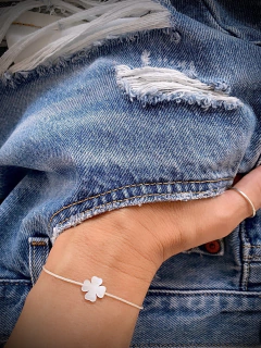 Pulseira Macramê Fio de Algodão c/ Pingente Trevo em Madrepérola - Banhada à Ouro / Banhada à Prata ☆
