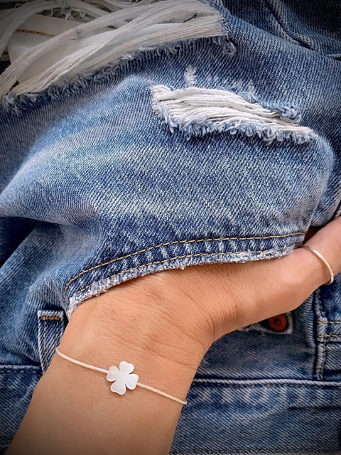 Pulseira Macramê Fio de Algodão c/ Pingente Trevo em Madrepérola - Banhada à Ouro / Banhada à Prata ☆