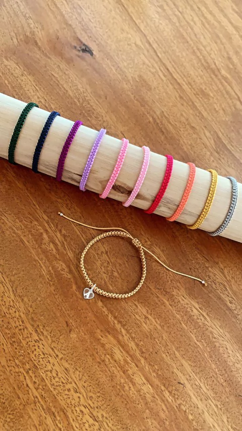 Pulseira Macramê Fio Algodão c/ Pingente Coração e Inicial (Letra) - Prata 925 (TEMOS TODAS AS LETRAS DO ALFABETO)