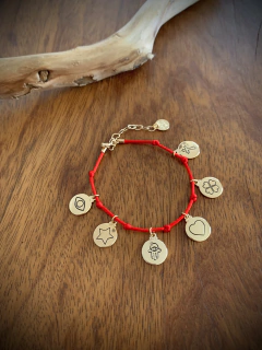 Pulseira ANYA Fio de Cetim c/ Medalhas Místicas - Banhada à Ouro / Banhada à Prata ≋⎈