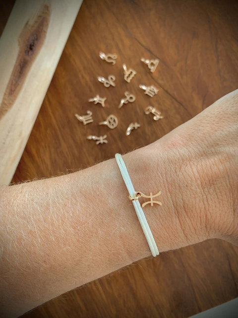 Pulseira Fio Duplo Cetim c/ Pingente Signo - Banhada à Ouro ☾☆