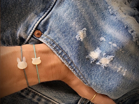 Pulseira Macramê Fio Algodão PET LOVER c/ Pingente Madrepérola - Banhada à Ouro/ Banhada à Prata