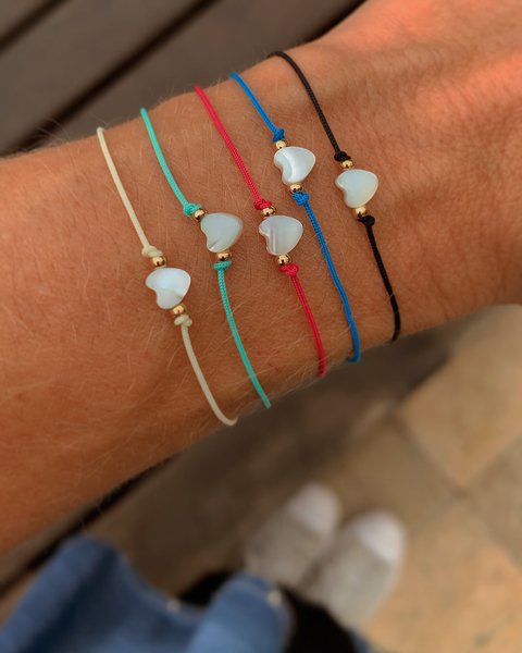 Pulseira Macramê Fio de Algodão c/ Mini Coração Madrepérola - Banhada à Ouro / Banhada à Prata ☆
