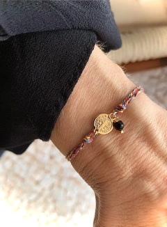 Pulseira Macramê Fio de Algodão Colorido c/ Mini Medalha São Bento Dupla Face e Pedra Natural Ônix - Banhada à Ouro / Prata 925 ✩