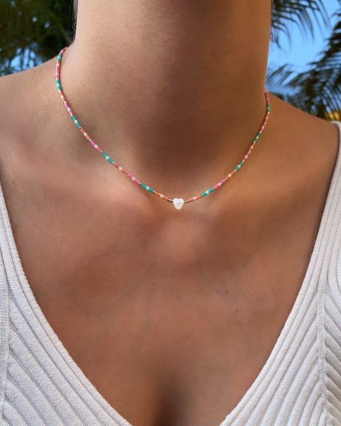 Choker Mini Miçangas Tubinhos e Coração Madrepérola - Prateada / Dourada ☼