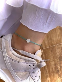 Tornozeleira Macramê Fio de Algodão c/ Pingente Concha em Madrepérola - Banhada à Ouro / Banhada à Prata ≋⎈