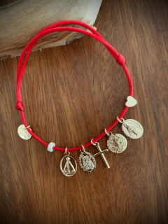 Pulseira Fio Cetim c/ Pingentes Cruz, Medalha São Bento, Nossa Senhora Aparecida, Nossa Senhora das Graças e São Miguel Arcanjo ≋⎈ - comprar online