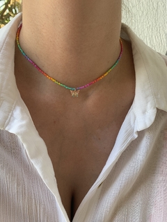 Choker Mini Tubinhos Coloridos e Pingente Borboleta c/ Cristais Coloridos - Banhada à Ouro / Banhada à Prata ⚓︎ - comprar online