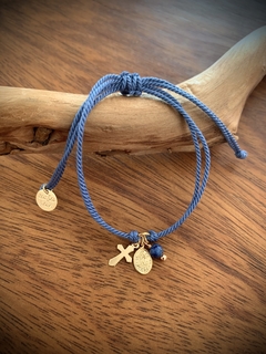 Pulseira Fio de Algodão c/ Medalha Nossa Senhora de Fátima, Cruz e Pedra Natural Lápis Lazuli - Banhada à Ouro / Prata 925 ✩ na internet
