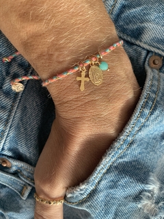 Pulseira Fio de Algodão Colorido c/ Medalha São Miguel Arcanjo, Cruz e Pedra Natural Amazonita - Banhada à Ouro / Prata 925 ≋⎈ na internet